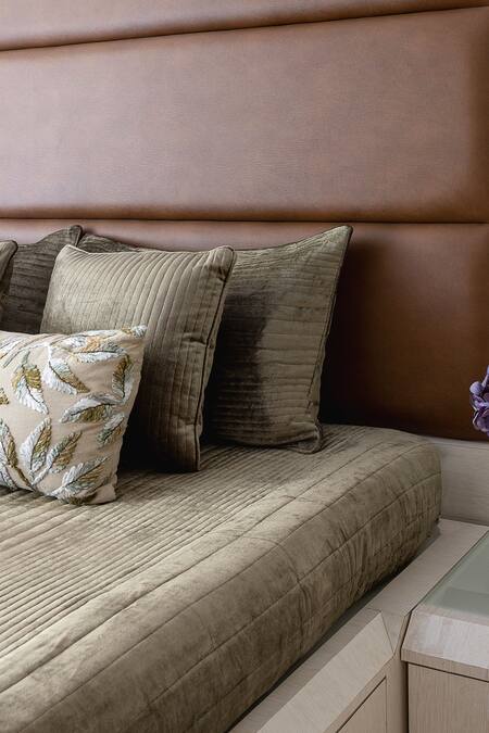 Shop H2h Green Velvet Cider Bedcover Set at Aza Fashions Shop_H2h_Green Velvet Cider Bedcover Set_at_Aza_Fashions