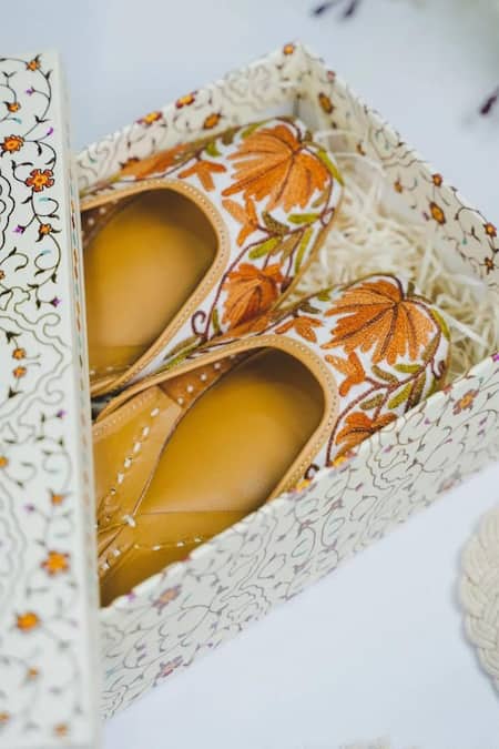 Cilwana Studio Autumn Chinar Embroidered Juttis 