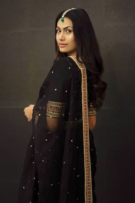 Shinor Embroidered Butti Black Saree & Velvet Blouse 
