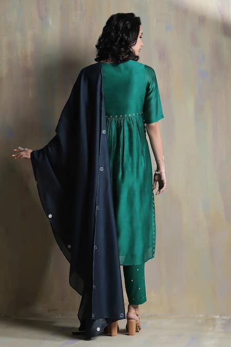 Shop Charkhee Emerald Green Chanderi, Cotton Mirrors V-neck Embroidered Kurta Set at Aza Fashions Shop_Charkhee_Emerald Green Chanderi, Cotton Mirrors V-neck Embroidered Kurta Set _at_Aza_Fashions