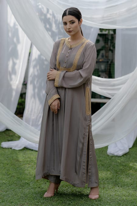 Shop_Daljit Sudan_Grey Crepe Kashmiri Tilla Band Collar Embroidered Phiran Kurta Pant Set _at_Aza_Fashions