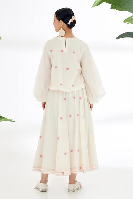 Shop Nikasha Cream Handwoven Jamdani Cotton Heart Pattern And Blanket Stitch Details Round Top at Aza Fashions Shop_Nikasha_Cream Handwoven Jamdani Cotton Heart Pattern And Blanket Stitch Details Round Top _at_Aza_Fashions