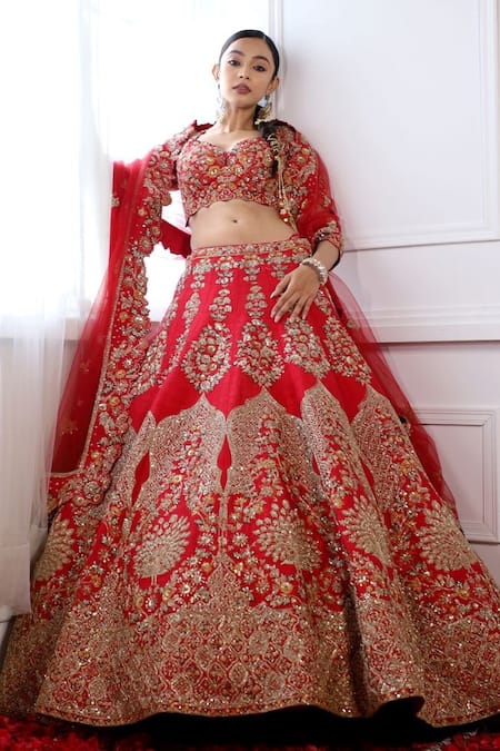 Shop Pallavi Poddar Red Silk, Tulle Zari, Embroidery V-neck Jaipur Thread Bridal Lehenga Set at Aza Fashions Shop_Pallavi Poddar_Red Silk, Tulle Zari, Embroidery V-neck Jaipur Thread Bridal Lehenga Set _at_Aza_Fashions
