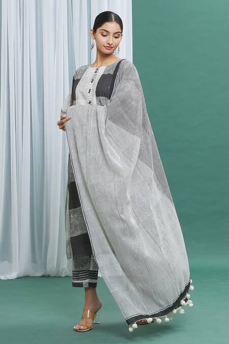 Shop Banana Labs Black Cotton Printed Geometric Dupatta at Aza Fashions Shop_Banana Labs_Black Cotton Printed Geometric Dupatta_at_Aza_Fashions