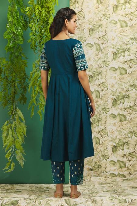 Shop Alaya Advani Blue Cotton Embroidery, Beads V-neck Sleeve Kurta Set at Aza Fashions Shop_Alaya Advani_Blue Cotton Embroidery, Beads V-neck Sleeve Kurta Set_at_Aza_Fashions