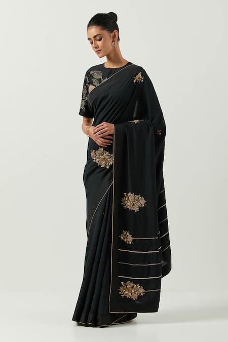 Shop Label Earthen Black Chiffon Embroidery Round Neck Surma Zardozi Work Anar Saree With Blouse at Aza Fashions Shop_Label Earthen_Black Chiffon Embroidery Round Neck Surma Zardozi Work Anar Saree With Blouse _at_Aza_Fashions