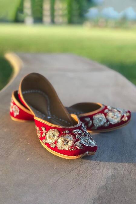Cilwana Studio Dabka Floral Embroidered Juttis 