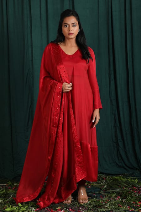 Shop The Aarya Red Silk, Maheshwari Beads V-neck Solid Anarkali Set With Embroidered Dupatta at Aza Fashions Shop_The Aarya_Red Silk, Maheshwari Beads V-neck Solid Anarkali Set With Embroidered Dupatta _at_Aza_Fashions