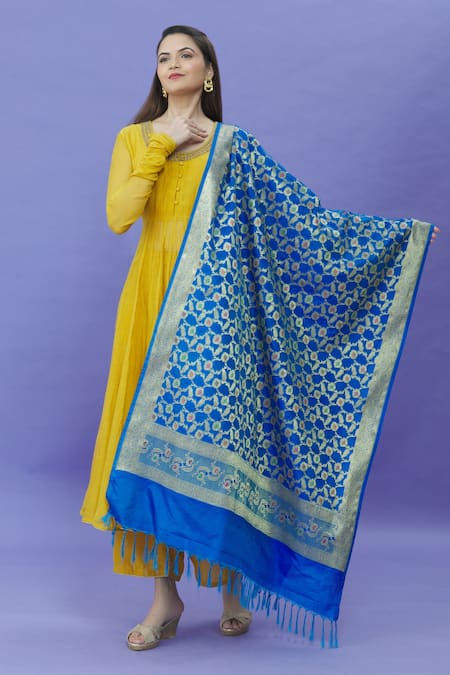 Naintara Bajaj Floral Pattern Blue Dupatta 