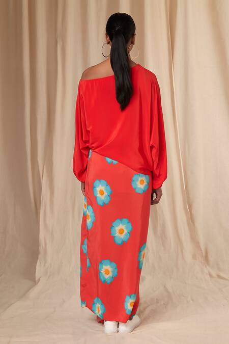 Shop Masaba Red Natural Crepe Printed Crazy Daizy One Poncho With Daisy Drape Skirt at Aza Fashions Shop_Masaba_Red Natural Crepe Printed Crazy Daizy One Poncho With Daisy Drape Skirt_at_Aza_Fashions