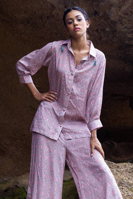 Shop Yogita Kadam Green Muslin Tassels, Pearls Collared Geometric Print Co-ord Set at Aza Fashions Shop_Yogita Kadam_Green Muslin Tassels, Pearls Collared Geometric Print Co-ord Set_at_Aza_Fashions