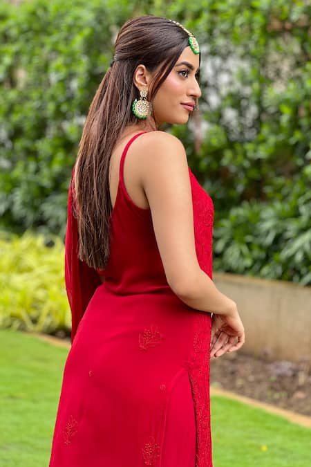 Label Aishwaryrika Chikankari Embroidered Sleeveless Kurta 