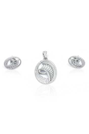 Sangeeta Boochra Inaya Oval Cutwork Pendant With Earrings 