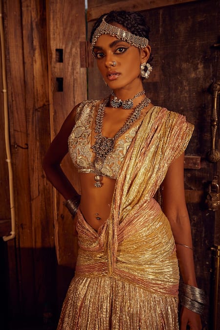 Deepika Padukone Vs Malaika Arora: Which Diva Looks Supremely Glamorous And  Gorgeous In Metallic Saree?