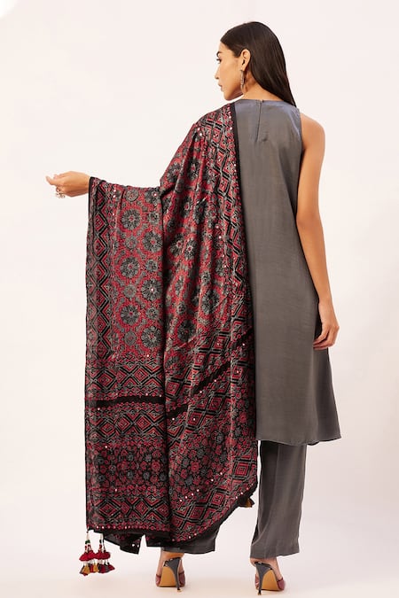 Zariya The Label Straight Kurta Set With Ajrakh Print Dupatta 