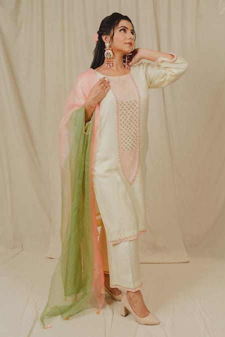 Shinor Embroidered Short Kurta Set With Organza Dupatta 