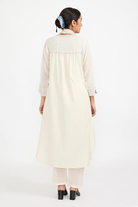 Shop JAYATI GOENKA White Cotton Mandarin Collar A-line Kurta Set With Checkered Print Stole at Aza Fashions Shop_JAYATI GOENKA_White Cotton Mandarin Collar A-line Kurta Set With Checkered Print Stole _at_Aza_Fashions