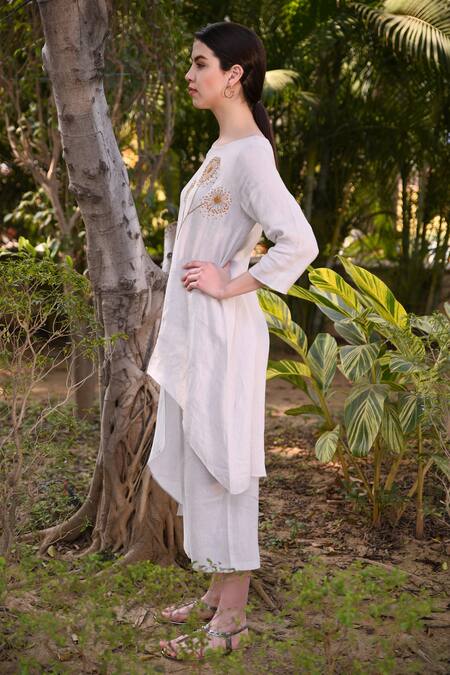 Linen Bloom_Grey 100% Linen Round Hand Embroidered Asymmetric Kurta_Online_at_Aza_Fashions