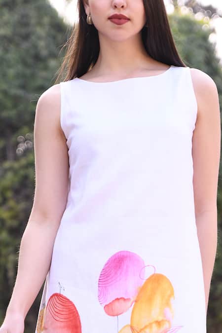 Linen Bloom White 100% Linen Round Hand Painted Dress at Aza Fashions Linen Bloom_White 100% Linen Round Hand Painted Dress _at_Aza_Fashions