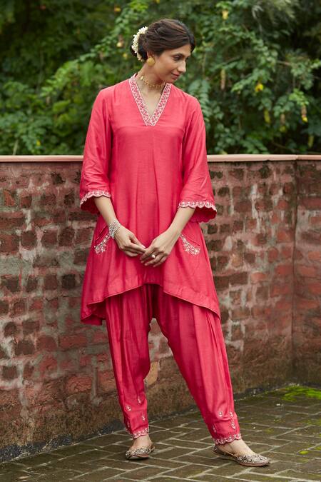 Vashisht Guru Dutt Coral Raw Silk, Handloom Mul Chanderi V Neck Embroidered Kurta Set at Aza Fashions Vashisht Guru Dutt_Coral Raw Silk, Handloom Mul Chanderi V Neck Embroidered Kurta Set _at_Aza_Fashions