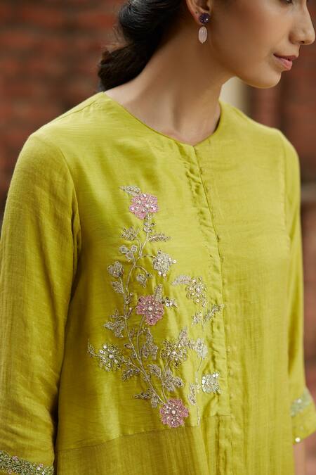 Vashisht Guru Dutt_Green Chanderi Tissue Patchwork Floral Round Sequin And Flower Kurta & Pant Set _Online_at_Aza_Fashions