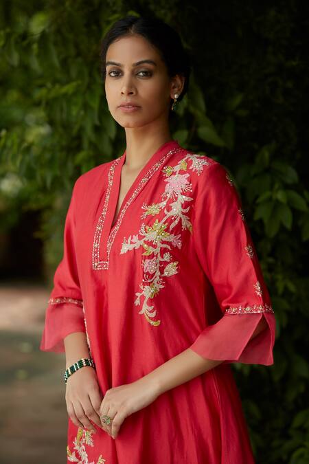 Vashisht Guru Dutt_Coral Handloom Chanderi Floral, Sequins V Work Asymmetric Hem Kurta And Pant Set _Online_at_Aza_Fashions
