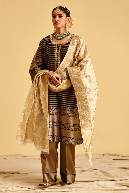 LAHARIO Black Dupatta Banarasi, Kurta Organza, Pant Brocade Floral, Stripes V Set Online at Aza Fashions LAHARIO_Black Dupatta Banarasi, Kurta Organza, Pant Brocade Floral, Stripes V Set _Online_at_Aza_Fashions