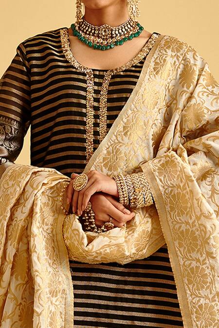 LAHARIO Black Dupatta Banarasi, Kurta Organza, Pant Brocade Floral, Stripes V Set at Aza Fashions LAHARIO_Black Dupatta Banarasi, Kurta Organza, Pant Brocade Floral, Stripes V Set _at_Aza_Fashions