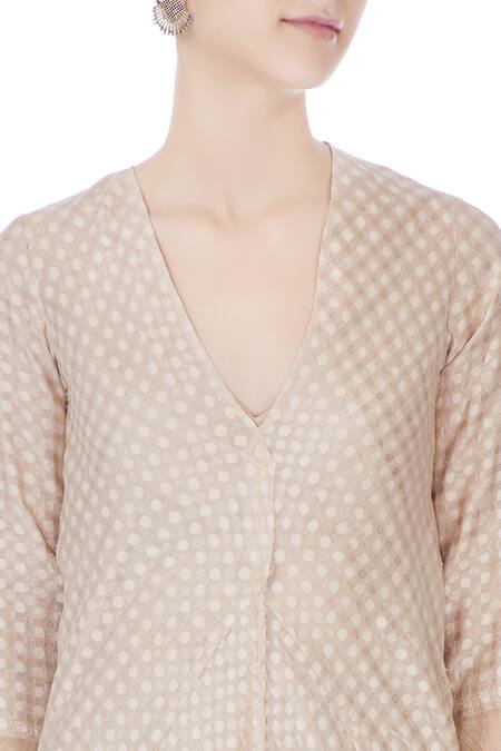 Urvashi Kaur_Beige Silk Zari V-neck Textured Flared Kurta _at_Aza_Fashions