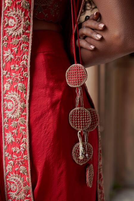 Buy Pink City By Sarika Red Silk Embroidery Round Neck Bandhani Pattern Cape Draped Saree Set Online at Aza Fashions Buy_Pink City By Sarika_Red Silk Embroidery Round Neck Bandhani Pattern Cape Draped Saree Set _Online_at_Aza_Fashions