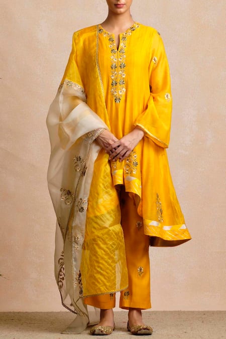 Sue Mue Embroidered Kurta & Pant Set 