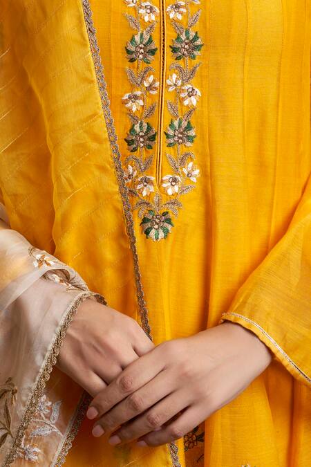 Shop Sue Mue Beige Kora, Maheshwari Handloom Cotton Notched Embroidered Kurta And Pant Set Online at Aza Fashions Shop_Sue Mue_Beige Kora, Maheshwari Handloom Cotton Notched Embroidered Kurta And Pant Set _Online_at_Aza_Fashions