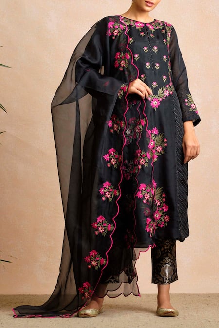 Sue Mue Embroidered Kurta Set 