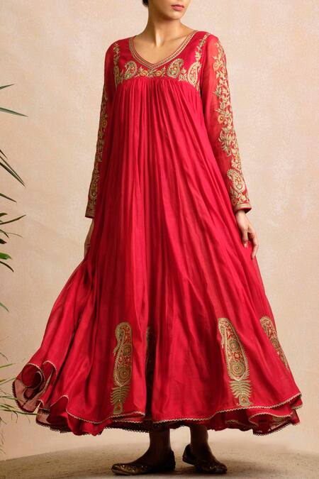 Sue Mue Red Maheswari Handloom Cotton V Neck Embroidered Anarkali Set Online at Aza Fashions Sue Mue_Red Maheswari Handloom Cotton V Neck Embroidered Anarkali Set _Online_at_Aza_Fashions