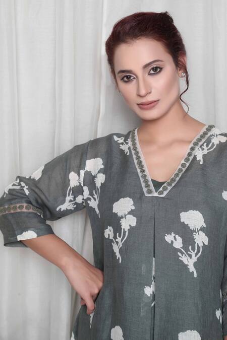 Buy_Falguni.Foram_Green Gingham V-neck Floral Print Kurta_Online_at_Aza_Fashions