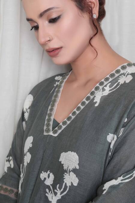 Shop_Falguni.Foram_Green Gingham V-neck Floral Print Kurta_Online_at_Aza_Fashions