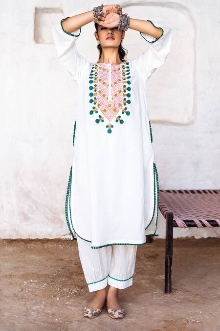 Gulabo Jaipur_White Cotton Lace Round Neck Arzu Floral Embroidered Kurta And Pant Set _Online_at_Aza_Fashions