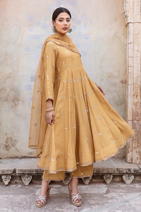Gulabo Jaipur Beige Muslin Lace, Embroidery Split V-neck Chandni Patti Anarkali Set at Aza Fashions Gulabo Jaipur_Beige Muslin Lace, Embroidery Split V-neck Chandni Patti Anarkali Set _at_Aza_Fashions
