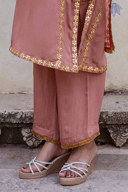 Gulabo Jaipur Peach Muslin, Organza Zari, Embroidery Split Zardozi Kurta Set With Dupatta at Aza Fashions Gulabo Jaipur_Peach Muslin, Organza Zari, Embroidery Split Zardozi Kurta Set With Dupatta _at_Aza_Fashions