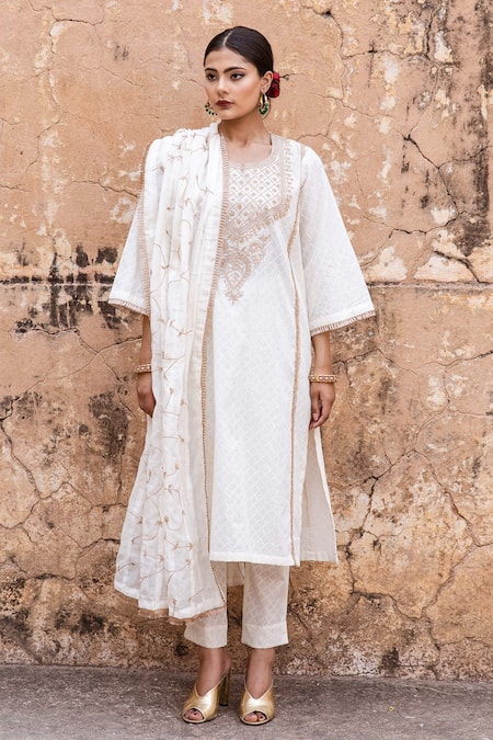 Gulabo Jaipur White Cotton Embroidery, Lace Round Neck Emira Zardozi Hand Kurta Set at Aza Fashions Gulabo Jaipur_White Cotton Embroidery, Lace Round Neck Emira Zardozi Hand Kurta Set _at_Aza_Fashions