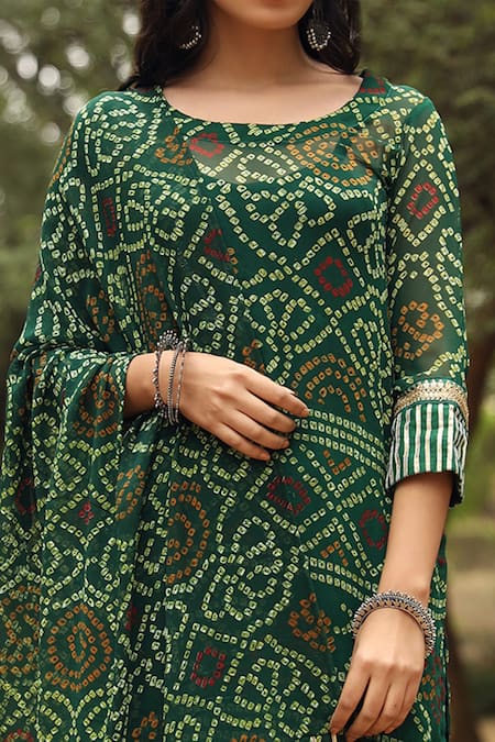 Expecting mom Kareena Kapoor Khan celebrates Ganesh Chaturthi in a mint  green silk kurta set | VOGUE India