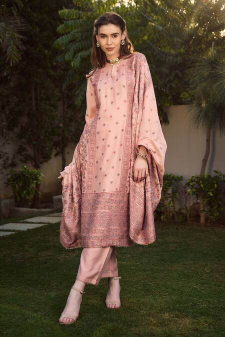 Safaa Pink Silk, Velvet Gota Patti Keyhole Neck Miraaz Kantha Pattern Woven Kurta Set Online at Aza Fashions Safaa_Pink Silk, Velvet Gota Patti Keyhole Neck Miraaz Kantha Pattern Woven Kurta Set _Online_at_Aza_Fashions