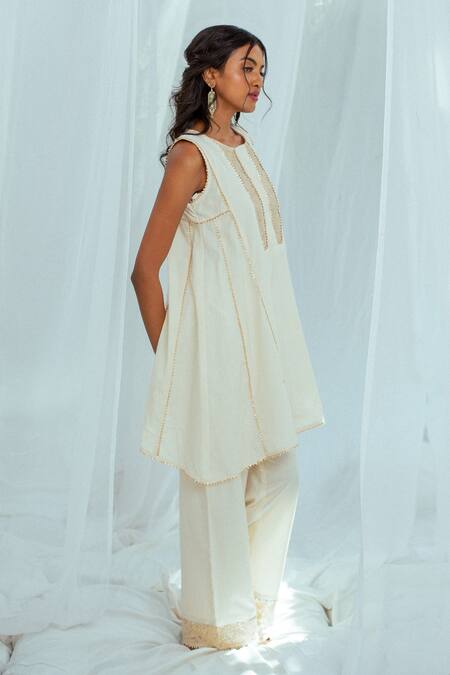 Latha Puttanna White Hand Woven Cotton Floral Motifs Round Indu Tunic Online at Aza Fashions Latha Puttanna_White Hand Woven Cotton Floral Motifs Round Indu Tunic _Online_at_Aza_Fashions