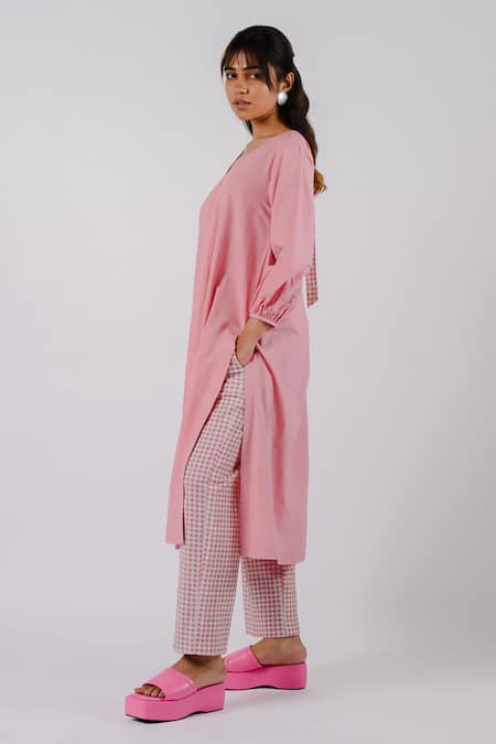 Tussah By Siddhi Shah Pink Cotton Checkered V Neck Solid Kurta With Pant Online at Aza Fashions Tussah By Siddhi Shah_Pink Cotton Checkered V Neck Solid Kurta With Pant _Online_at_Aza_Fashions