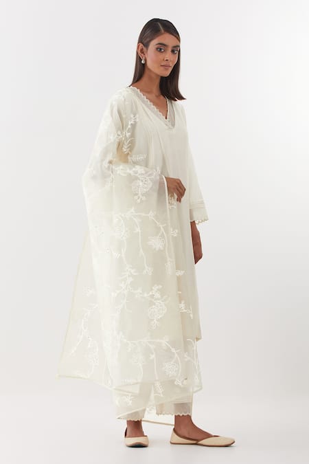 Amisha Kothari Ivory Chanderi , Organza Bagh Kurta Set With Floral Jaali Dupatta Online at Aza Fashions Amisha Kothari_Ivory Chanderi , Organza Bagh Kurta Set With Floral Jaali Dupatta _Online_at_Aza_Fashions