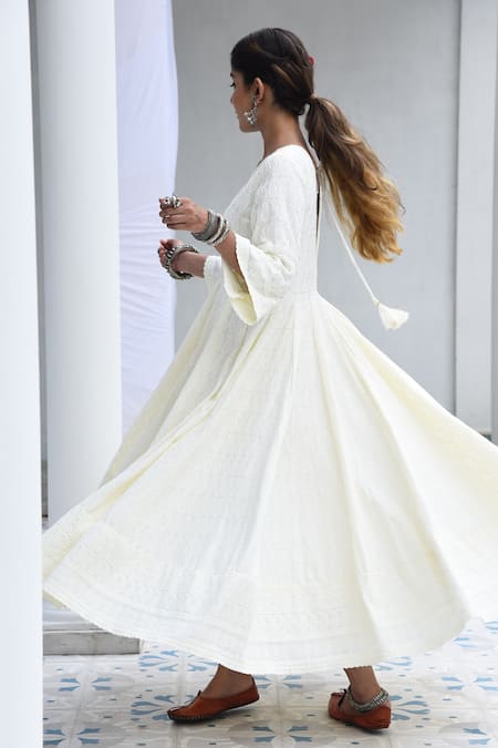 Monk & Mei By Sonia Anand_Cream Rayon Applique V-neck Falak Chikankari Embroidered Anarkali _Online_at_Aza_Fashions