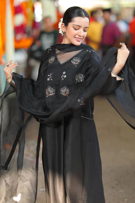 Raiman Black Chanderi Embroidered Floral V Neck Thread Kurta Set Online at Aza Fashions Raiman_Black Chanderi Embroidered Floral V Neck Thread Kurta Set _Online_at_Aza_Fashions