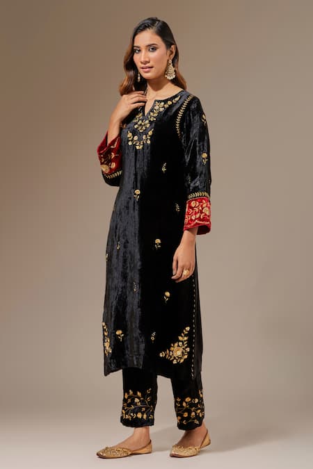 Anantaa By Roohi_Black Velvet Floral Notched Embroidered Straight Kurta _Online_at_Aza_Fashions
