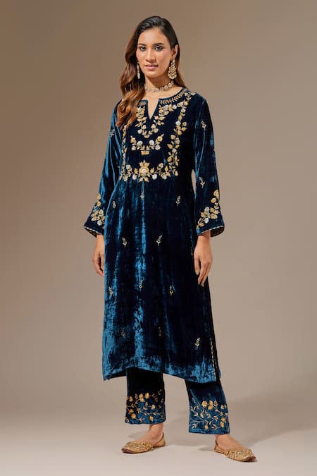 Anantaa by Roohi Velvet Floral Placement Kurta 