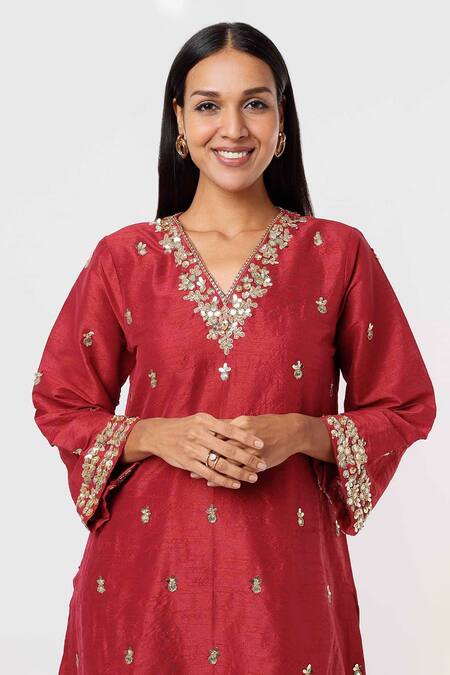 Mehak Murpana_Red Silk Embroidery V-neck Floral Neckline Kurta And Pant Set _Online_at_Aza_Fashions